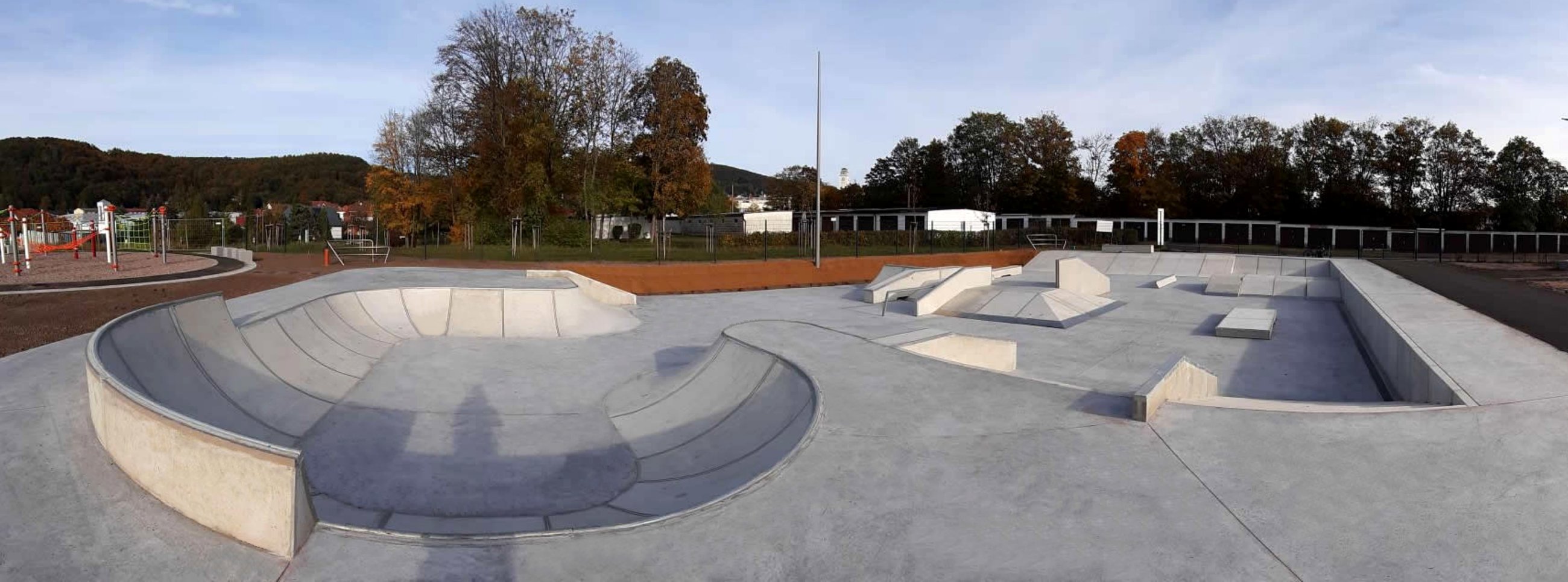 Skatepark-Panorama mit Bowl und Street-Area