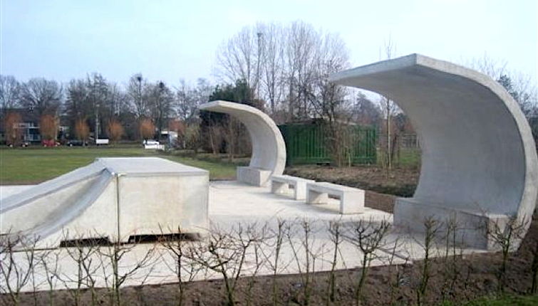 Minimalistische Betonüberdachung im urbanen Raum.